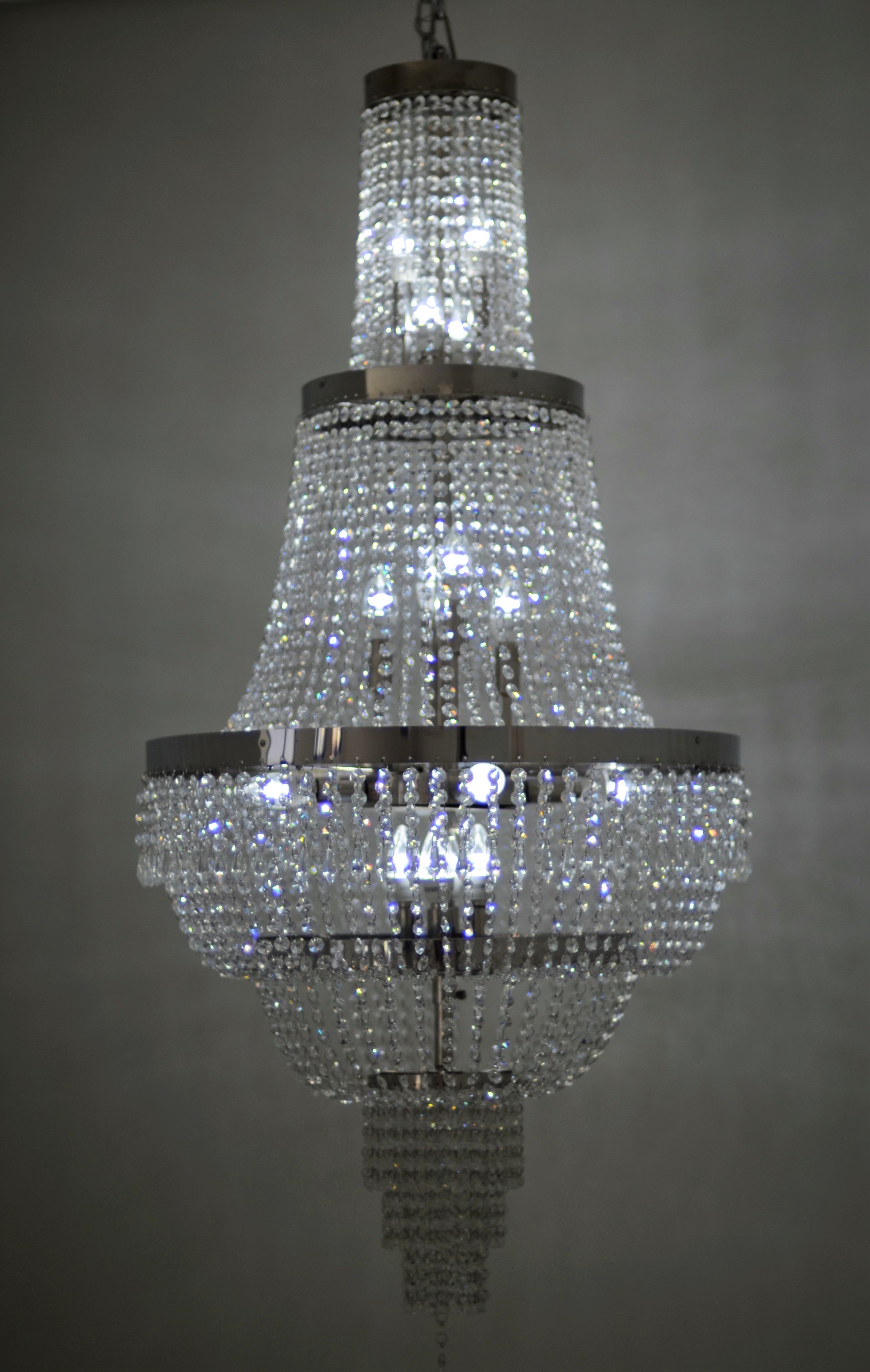 Lustre de Cristal Clássico Riviera Ø60 iluminado, ideal para casas com pé direito duplo. Lustres Gêneiss loja online de Lustres e Iluminação Decorativa